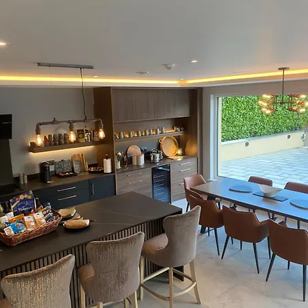 Ferienhaus Luxurious - 5 Min Walk To Centre