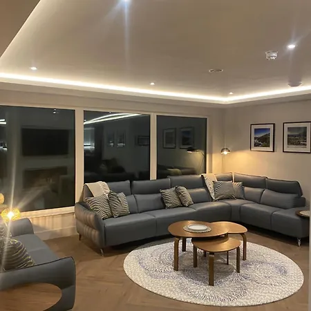 Luxurious - 5 Min Walk To Centre Ferienhaus *