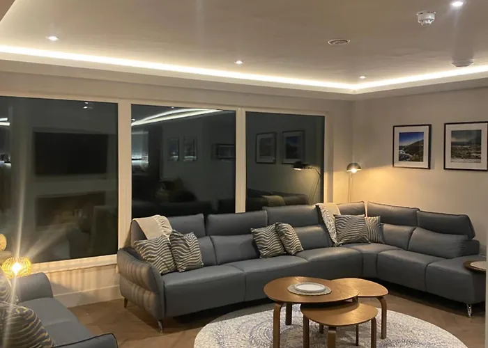 Luxurious - 5 Min Walk To Centre 度假居 *