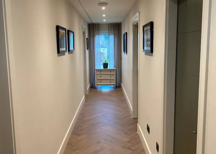 Luxurious - 5 Min Walk To Centre 度假居 *