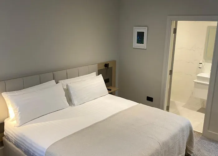 Luxurious - 5 Min Walk To Centre 度假居