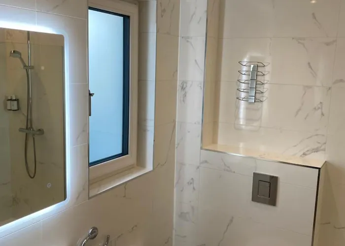 Luxurious - 5 Min Walk To Centre