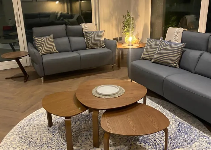 Luxurious - 5 Min Walk To Centre 度假居 *